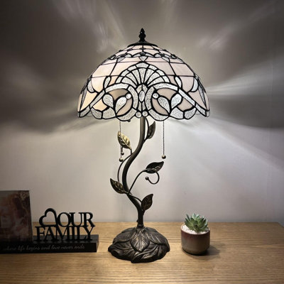 Lampe de table Haruko Tiffany en verre teinté blanc de style baroque avec des feuilles de fer et de lavande et des ampoules DEL l 14 po x P 14 po x H 24 po