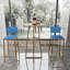 Ensemble de table de bar et chaises trois pièces, structure dorée, coussins de siège et de dossier en éponge, table de bar avec fonction de rangement (doré + plateau brun + coussin bleu)