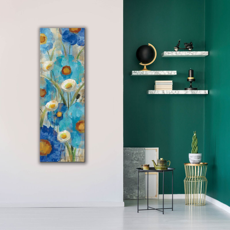 «Sunkissed Blue and White Flowers 1» par Silvia Vassileva, art mural sur toile, H 60 po x l 20 po