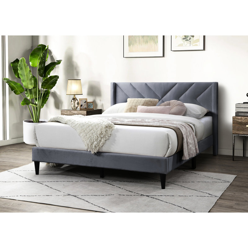 Grand lit contemporain en velours gris, tête de lit à lignes épurées, velours élégant à lattes de bois, sommier distinctif non requis