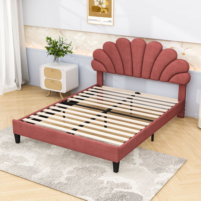 Grand lit plateforme tapissier avec tête de lit en velours à motif floral, structure en bois robuste avec lattes, aucun sommier nécessaire, rouge pâte de haricot