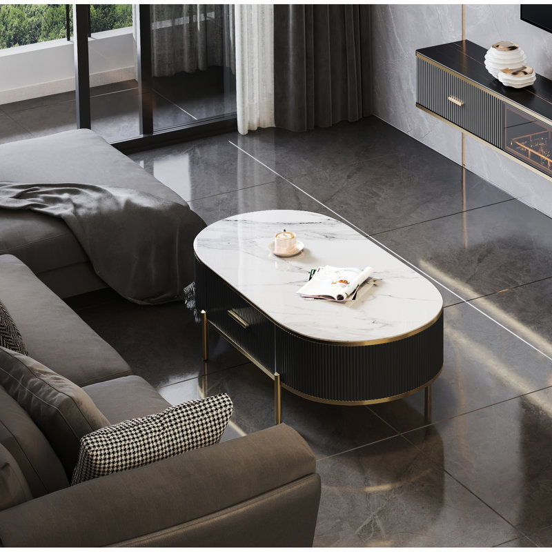 Table basse moderne et élégante avec plateau en pierre frittée blanche et grise, décorations dorées, tiroir, structure en bois, pieds en acier inoxydable, résistante à la chaleur et aux taches, finition mate foncée.
