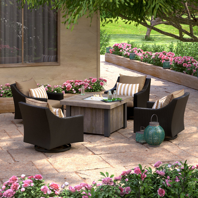 Ensemble de conversation en rotin de cinq articles Fionnula avec plusieurs chaises et housses de coussin Sunbrella