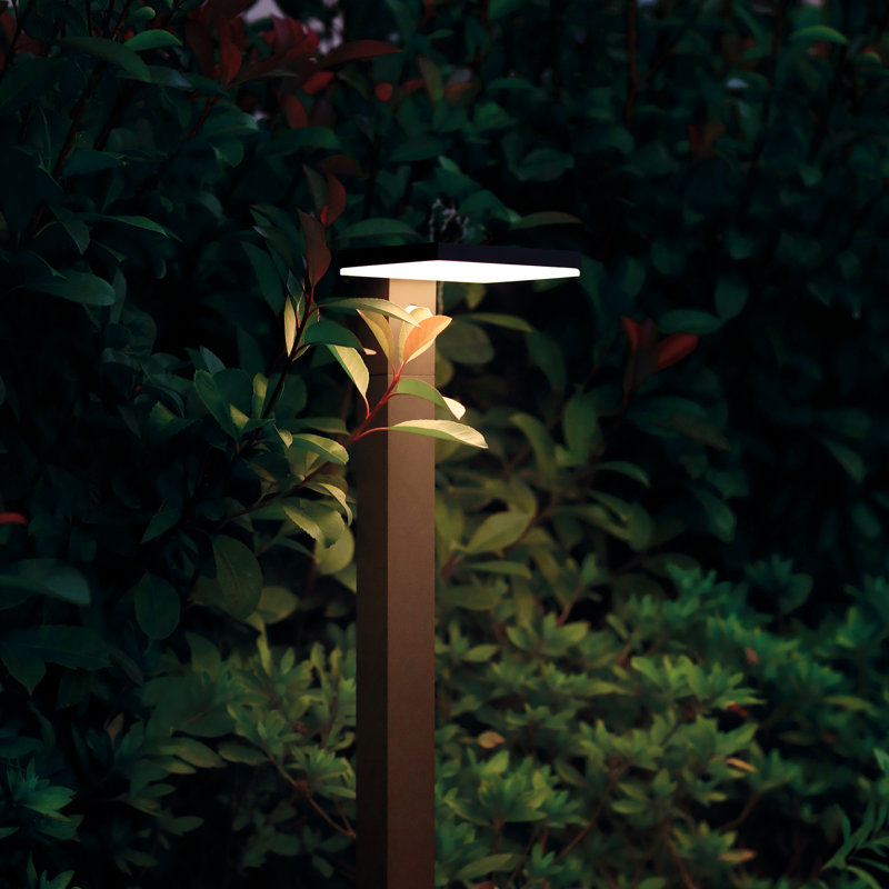 Éclairage solaire d'extérieur solaire Dusk to Dawn, H 31,5 po x l 7,5 po x P 5,6 po