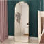 Miroir pleine grandeur de quatrième génération fixé au sol, cadre en alliage d'aluminium arqué, parfait pour la salle de bain, la chambre à coucher et les espaces de vente au détail