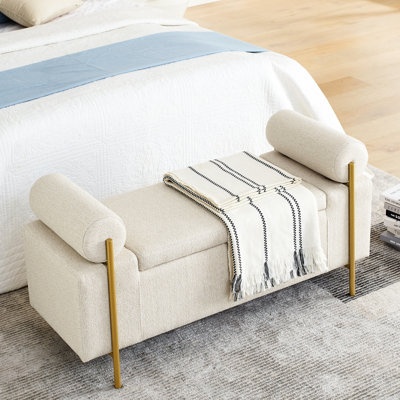 Élégant banc rembourré avec accoudoirs cylindriques et structure en fer pour le salon, la chambre, les couloirs, les pieds beiges