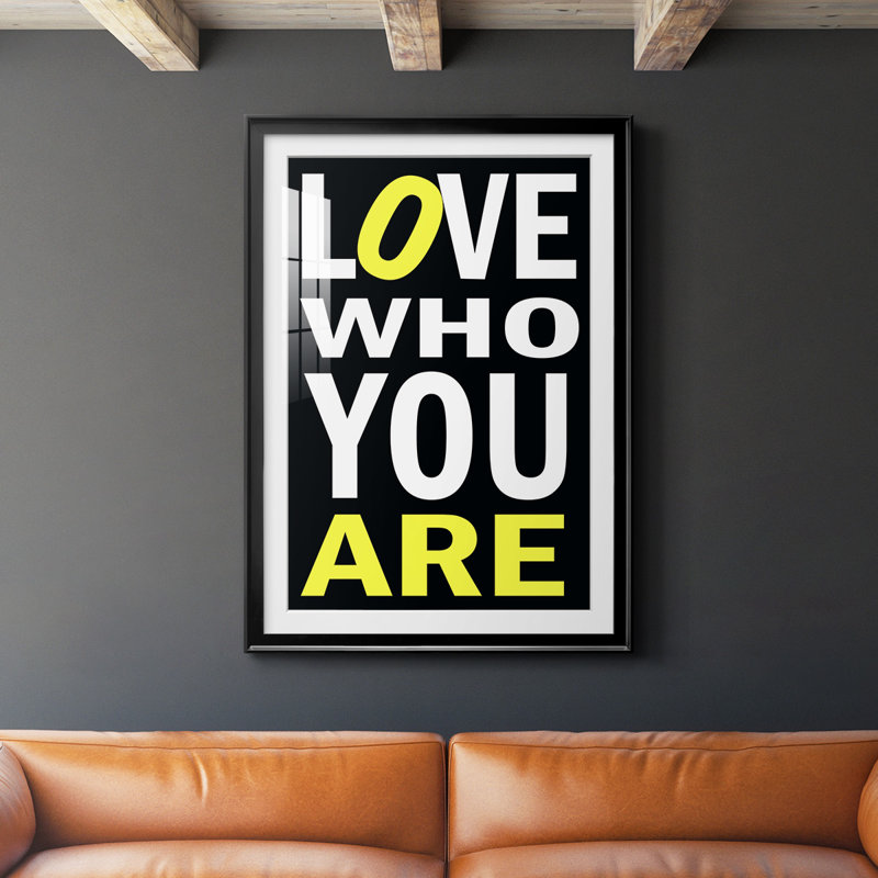 «Love Who You Are», reproduction encadrée de qualité supérieure - prête à être accrochée, L 18,5 po x H 24,5 po, Cadre noir