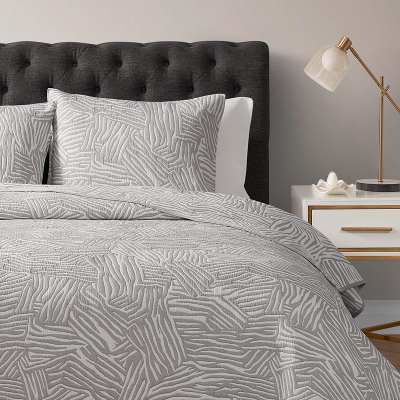 DESIGN STUDIO Abstract Zebra Light Grey 3-Piece Soft Matelasse Jacquard Reversible Cotton Blend Quilt Set