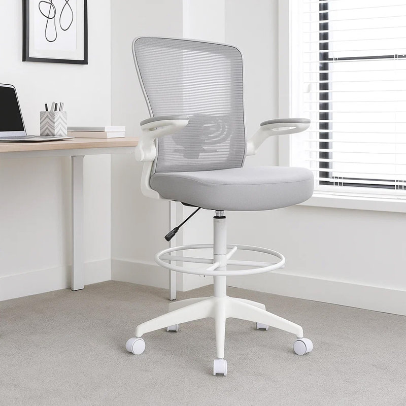 Tabouret de dessinateur Dea, accoudoirs rabattables, filet gris, repose-pieds chromé, Blanc