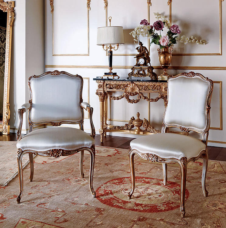 Chaise avec accoudoirs rembourrée en blanc