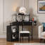 Bureau de coin de coiffeuse avec station de charge, armoire latérale amovible, plateau de table en verre, tiroir, tablette et tabouret de rangement rembourré-123038720