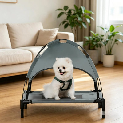 Lit surélevé pour chien d'extérieur avec auvent amovible de protection UV, lit pour animaux de compagnie pliable et respirant avec sac de rangement pour le camping, le jardin et l'intérieur.