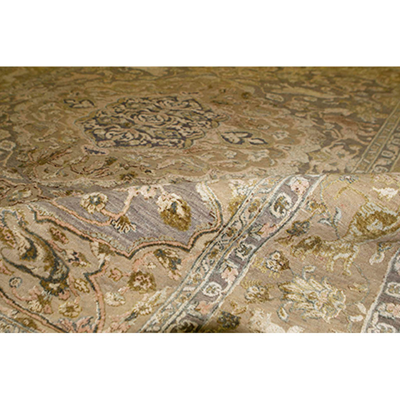 Oriental Area Rug in Light Gray/Gold