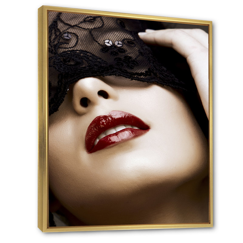 Portrait d'une femme moderne avec un masque - Photographie sur toile, H 20 po x l 12 po x P 1po, Toile encadrée d'or