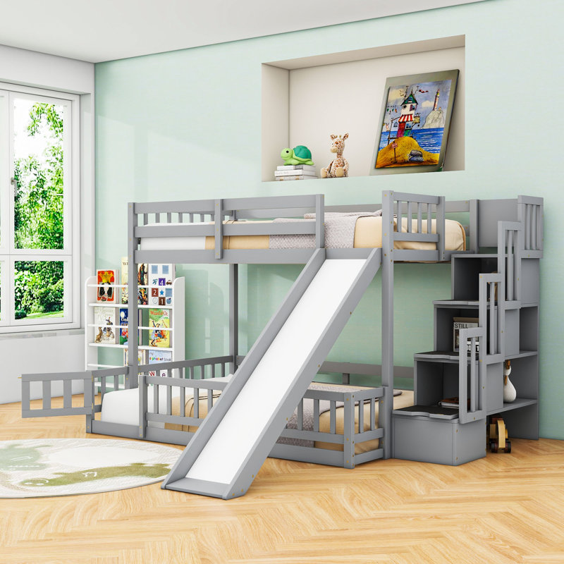 Lit simple superposé au dessus d'un lit double en bois avec glissade, escalier de rangement et garde-corps, gris