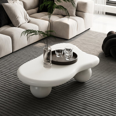 Table basse de 40 pouces en forme de nuage blanc crème pour le salon, élégante avec forme irrégulière, livres de bureau spacieux, construction à 3 pieds, conception pour animaux de compagnie, assemblage rapide avec un plateau magnifique