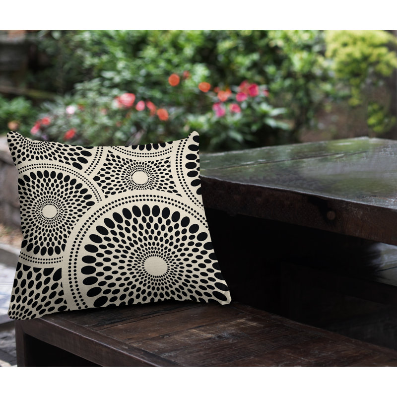 Coussin décoratif intérieur / extérieur Pierson Tribal Abstract, L 19 po x H 19 po, Noir