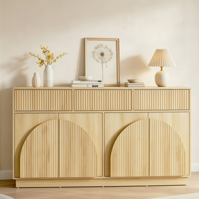 Buffet l 65 po avec rangement cannelé, armoire de rangement arquée avec tablettes et tiroirs réglables, bar à café modulaire en bois, console moderne pour le salon, la cuisine, la salle à manger, le vestibule