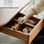 Table basse ovale vintage en bois massif avec tablette et tiroir