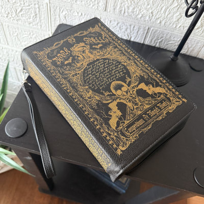 Sac bandoulière gothique en vinyle noir, motif grimoire, chauve-souris dorée et toile d'araignée, hauteur 23,5 cm