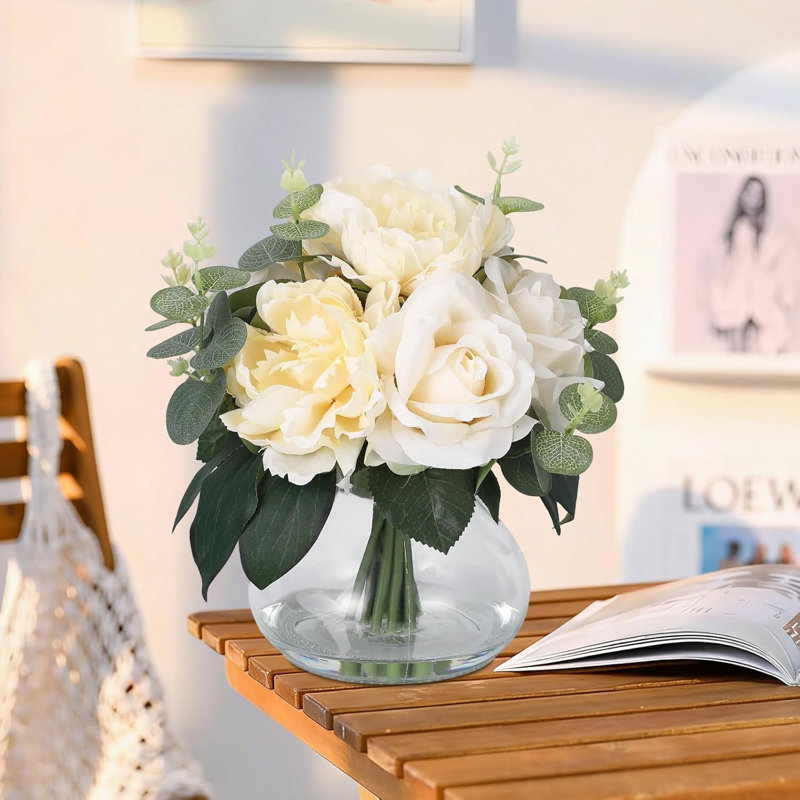 Roses et pivoines artificielles dans un vase en verre avec de l'eau artificielle pour les centres de mariage, Champagne