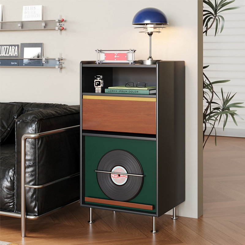 Un buffet en bois massif de style moyen, Noir / Brun / Vert