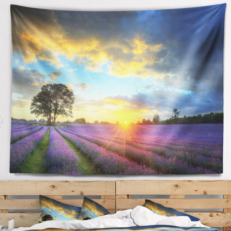 Tapisserie florale de ciel coloré sur fond de lavande, H 50 po x l 60 po