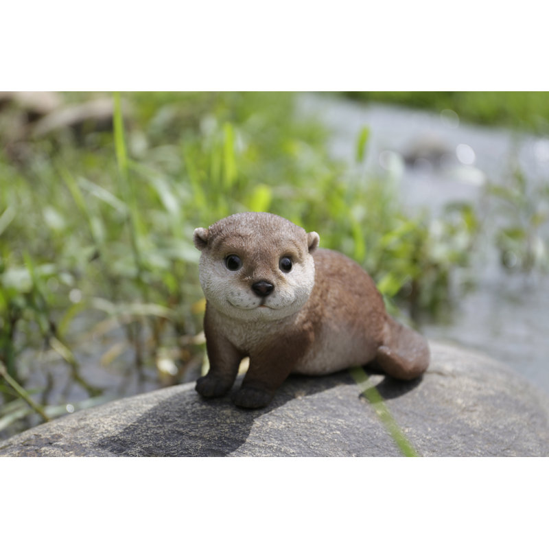Statue de loutre inclinée vers l'avant