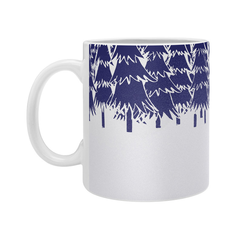 Tasse à café seule dans la forêt