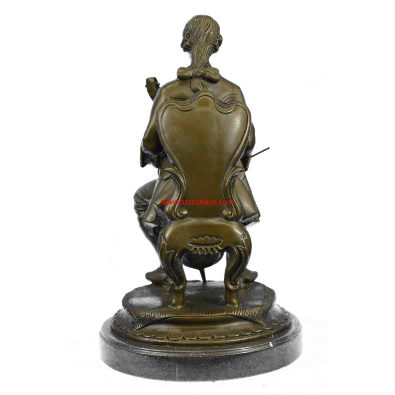 Statue homme jouant de la musique avec violoncelle