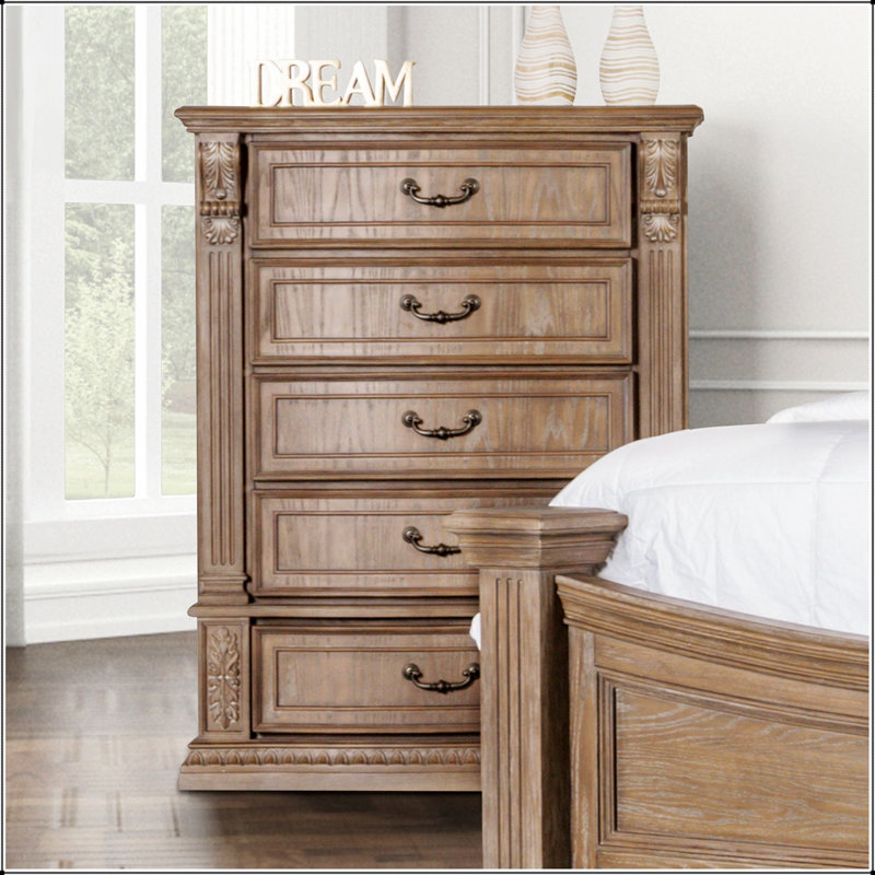 Commode 1 pièce de style transitionnel avec finition en chêne patiné, moulures dentelées et détails incurvés pour un rangement élégant dans la chambre à coucher