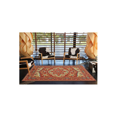 Tapis rouge tissé à motif floral traditionnel