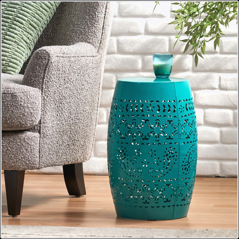 La table d'appoint RUBY12 Lace Cut Design, légère et durable pour une utilisation intérieure et extérieure, ajoute élégance et fonctionnalité