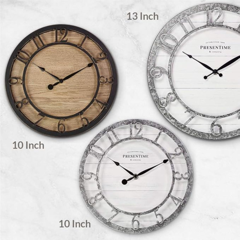 Horloge murale de 13 po de la série Farmhouse de présentateur, mouvement à quartz, style Shiplap, chiffres arabes 3D surélevés, finition galvanisée