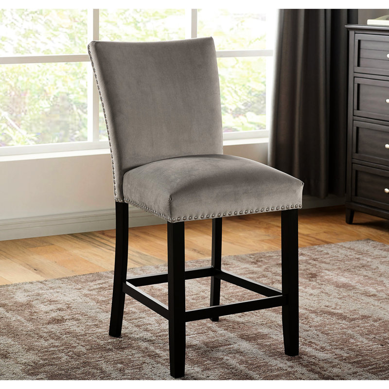 Ensemble de salle à manger transitionnel 7 pièces avec table rectangulaire en marbre et 6 chaises hautes rembourrées à dossier plein, garnies de clous décoratifs, disponibles en blanc, gris ou noir. Différentes combinaisons de couleurs.