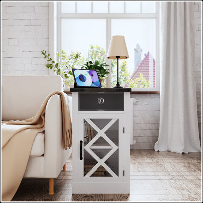 Table de bout Farmhouse avec station de charge, table de chevet rustique 15,4 po avec porte de grange et tablette réglable, table d'appoint en bois avec rangement à 3 niveaux pour le salon, la chambre à coucher