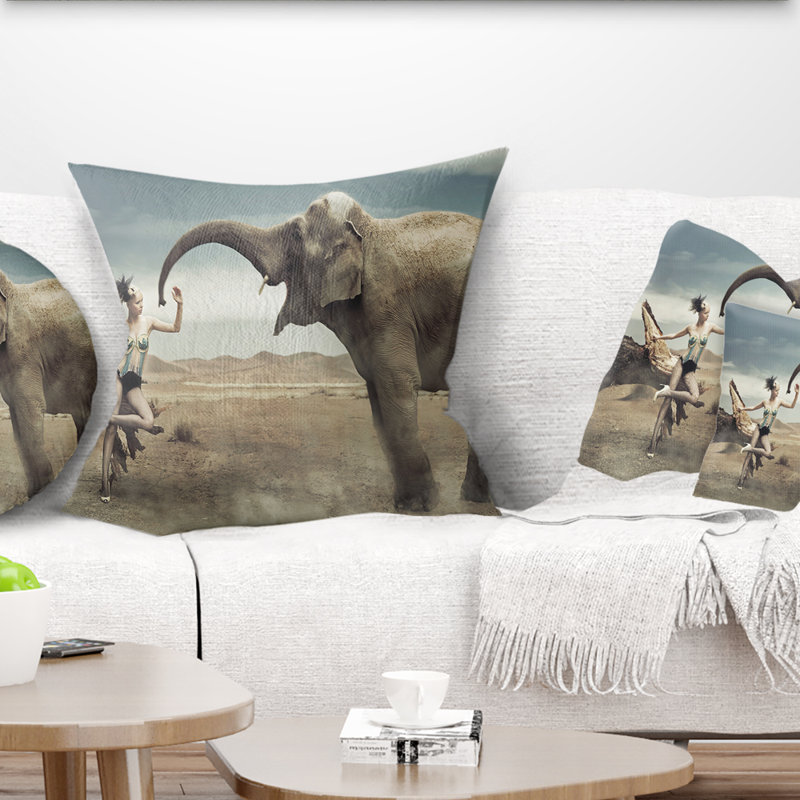Femme avec éléphant, 16 po x 1 po, Coussin décoratif