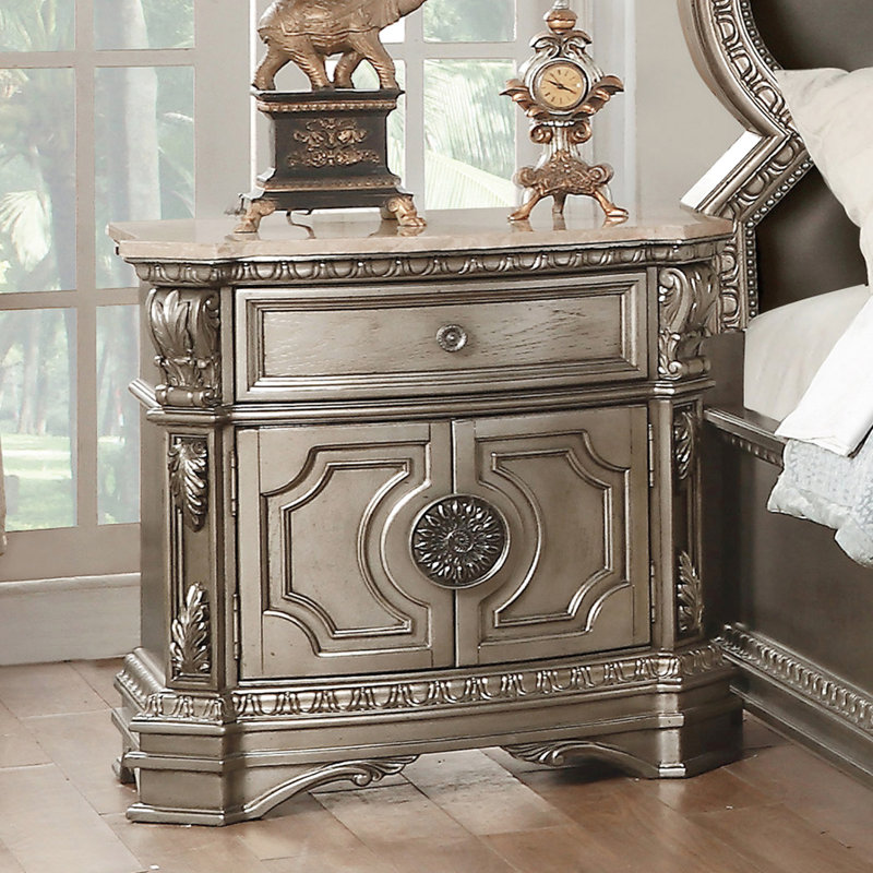 Table de chevet 1 tiroir et 2 portes en bois, plateau en marbre, argent antique, tiroir doublé de feutre, façade française, caractéristique, fermeture manuelle, rangement pour chambre à coucher, portes en bois de peuplier, conception, arrêt, fermeture, solide