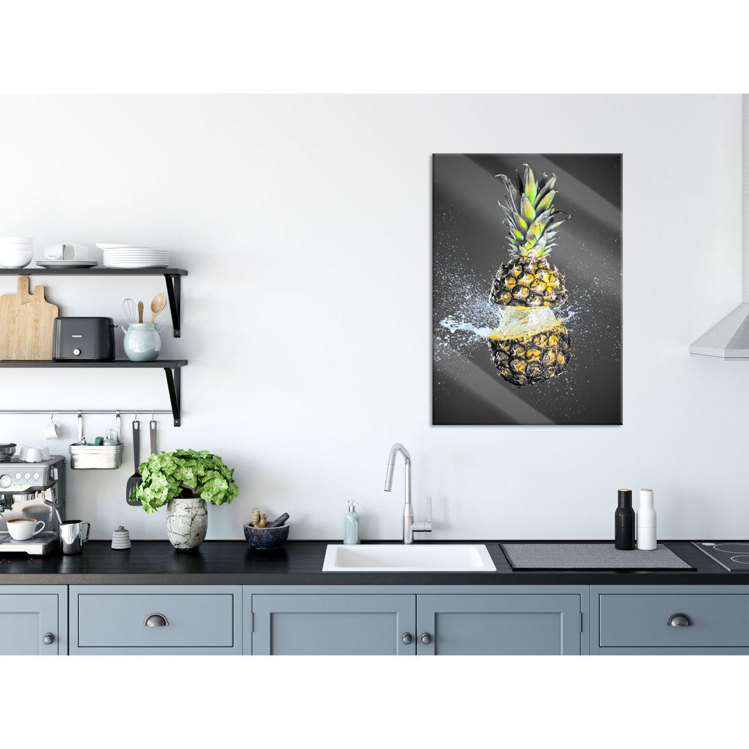 Glasbild Ananas mit Wasser bespritzt