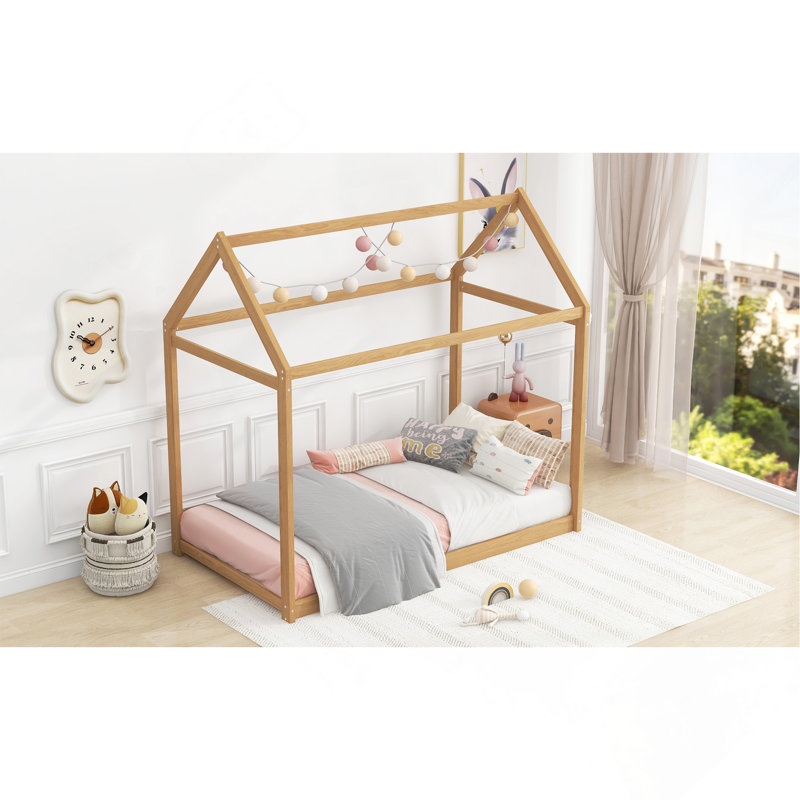 Lit simple en bois, couleur bois
