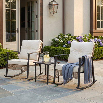 Ensemble de mobilier de jardin en résine tressée 3 pièces, comprenant des chaises berçantes, une table d'appoint et des coussins résistants à l'eau, idéal pour véranda, terrasse, jardin et balcon. Couleur gris et beige.