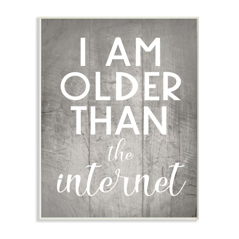 «I Am Older Than the Internet» par Daphne Polselli, reproduction d'art textuel, H 14 po x l 11 po x P 1,5 po