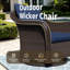 Ensemble de patio extérieur 5 pièces Alderwood en résine tressée PE, comprenant des chaises pivotantes, des poufs et une table d'appoint avec coussins bleus.-736265054