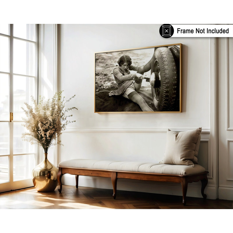 Femme changeant de pneu, Unframed, Poster, 12"H x 16"W