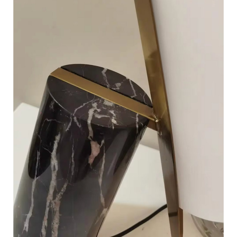 Lampe de table Oriam Sherlock Butterfly avec base dorée et marbre - lumière DEL chaude à intensité variable