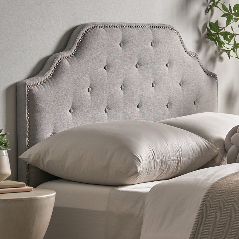 Tête de lit tapissier grise en tissu gris - grand et double avec un bouton de style contemporain, un point de diamant et des détails cloutés fins