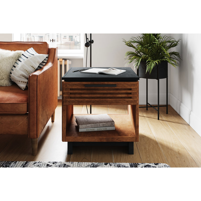 Table d'appoint 24 po de la maison - Bourbon noir, peupliers massifs, placages, façade à un tiroir, tablette, finition bourbon de style moderne et, entièrement assemblé, style Mid-Century contemporain