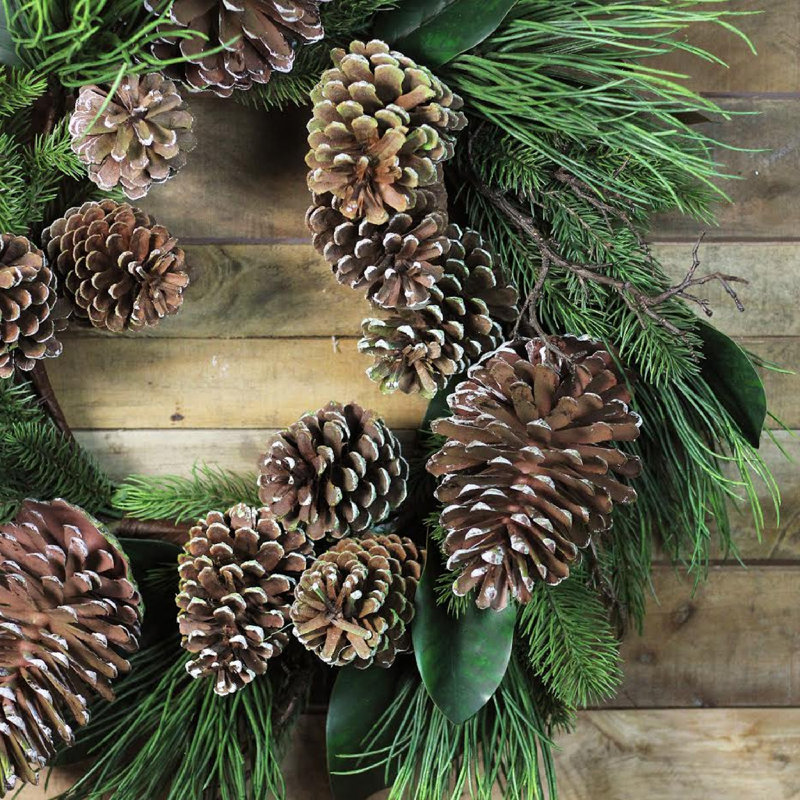 Couronne de Noël pommes de pin et feuillage - 28 pouces non éclairé