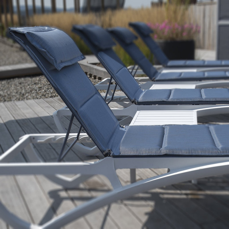 Grosfillex Sunset Comfort Aluminum Chaise Lounge, Blue/White