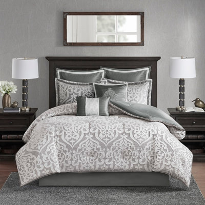 Édredon argenté pour grand lit. Magnifique texture. Rembourrage. De 8 avec édredon, taies décoratives, coussins décoratifs Euro, jupe de lit. Facile d'entretien. Conception époustouflante. La pièce est lavable à la machine